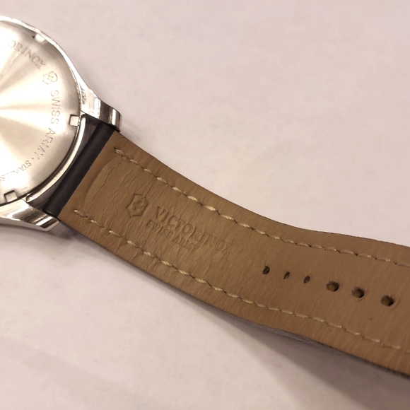 Victorinox Swiss Army Watch - Picture 6 of 15